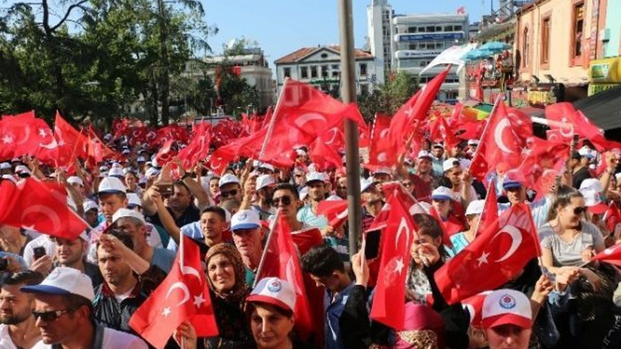 Trabzon Atatürk Alanı’nda darbe girişimini protesto ettiler ...