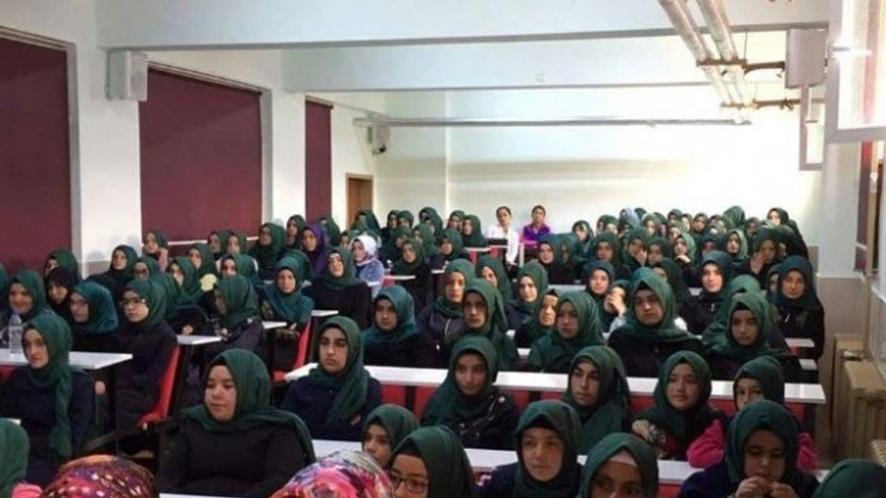 Çamardı Şehit Muttalip Soylu Anadolu İmam Hatip Lisesinde Muhteşem Konferans