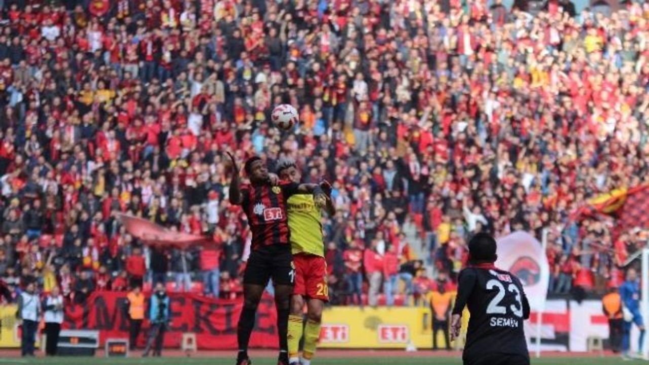 Eskişehirspor’un yeni evinde ilk kırmızı kart Semih Şentürk’e çıktı
