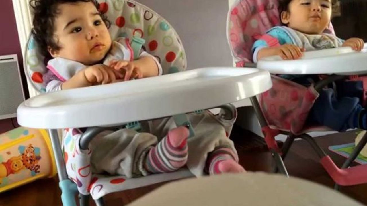 Parmaklarla oynanan ve Buraya bir kuş konmuş diye başlayan oyunda kuşu pişiren hangisidir?