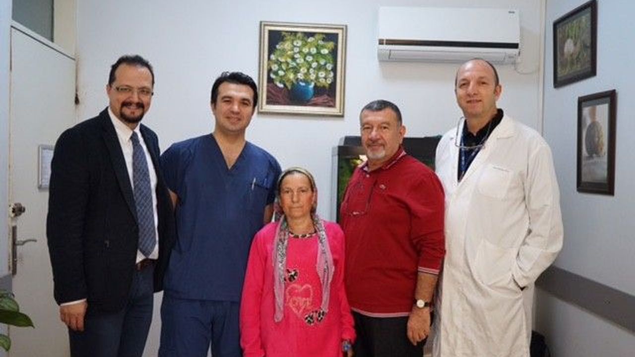 Koltuk altından ses tellerine zarar vermeden tiroid ameliyatı