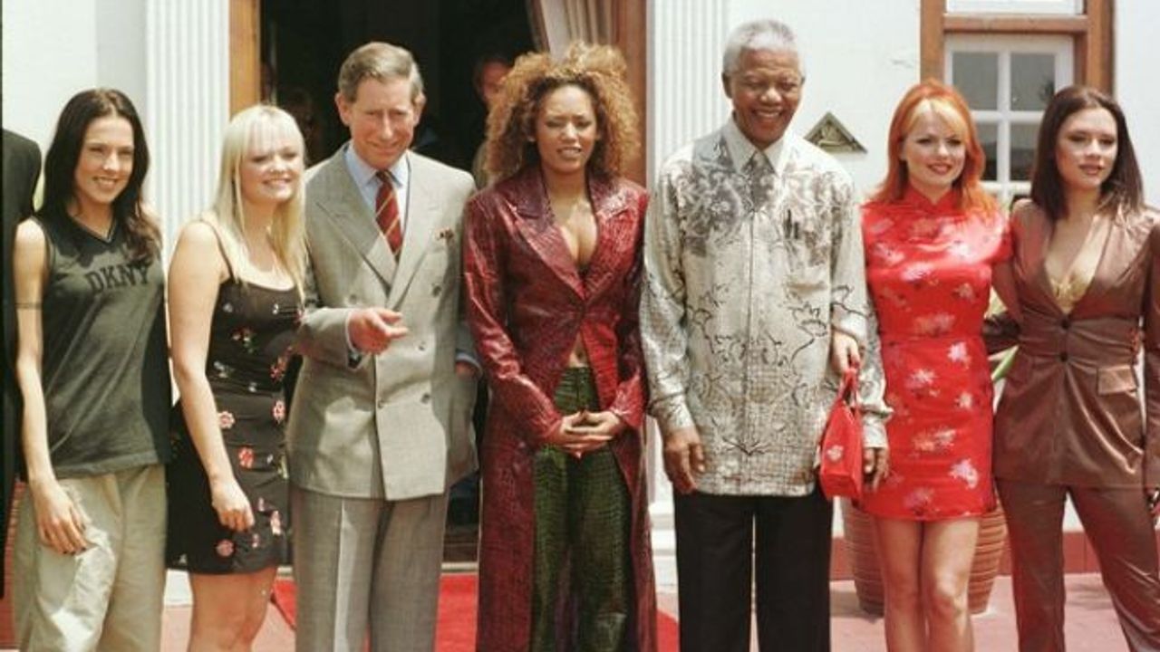 Nelson Mandela 1997'de hangi müzik grubuyla taanışması sırasında Bu hayatımın en muhteşem anılarından biri diyerek hayranlığını ifade etmiştir?