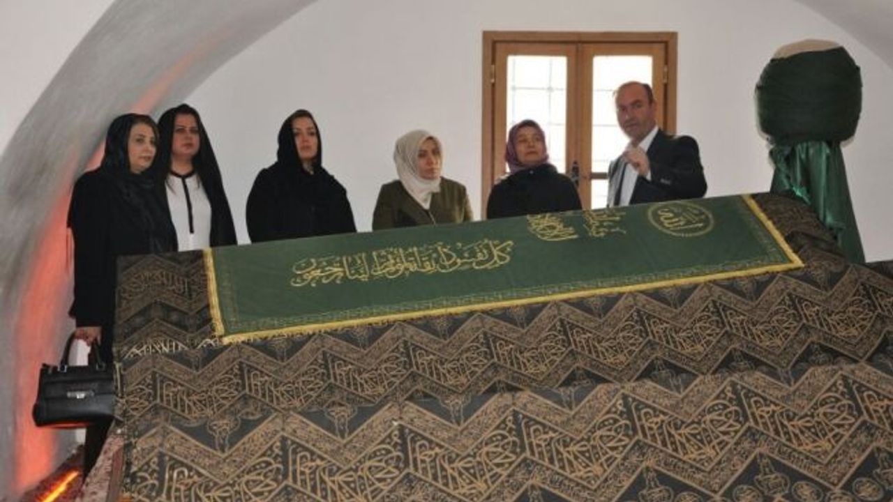 Bakan Soylu’nun eşi Hamdiye Soylu, Şeyh Edebali Türbesi’ni ziyaret etti
