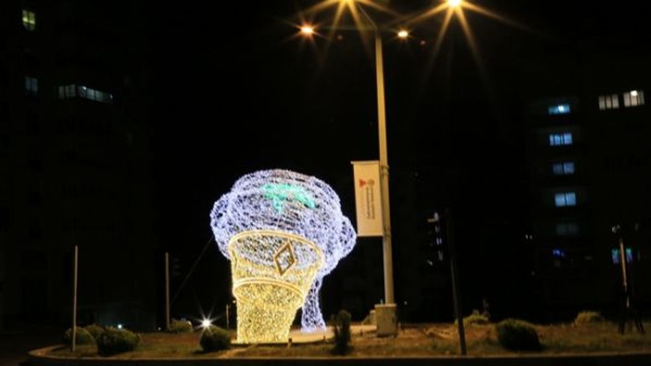 Kahramanmaraş Büyükşehir Belediyesi Kavşakları Dondurma Figürlü Led Işıklarla Süsledi