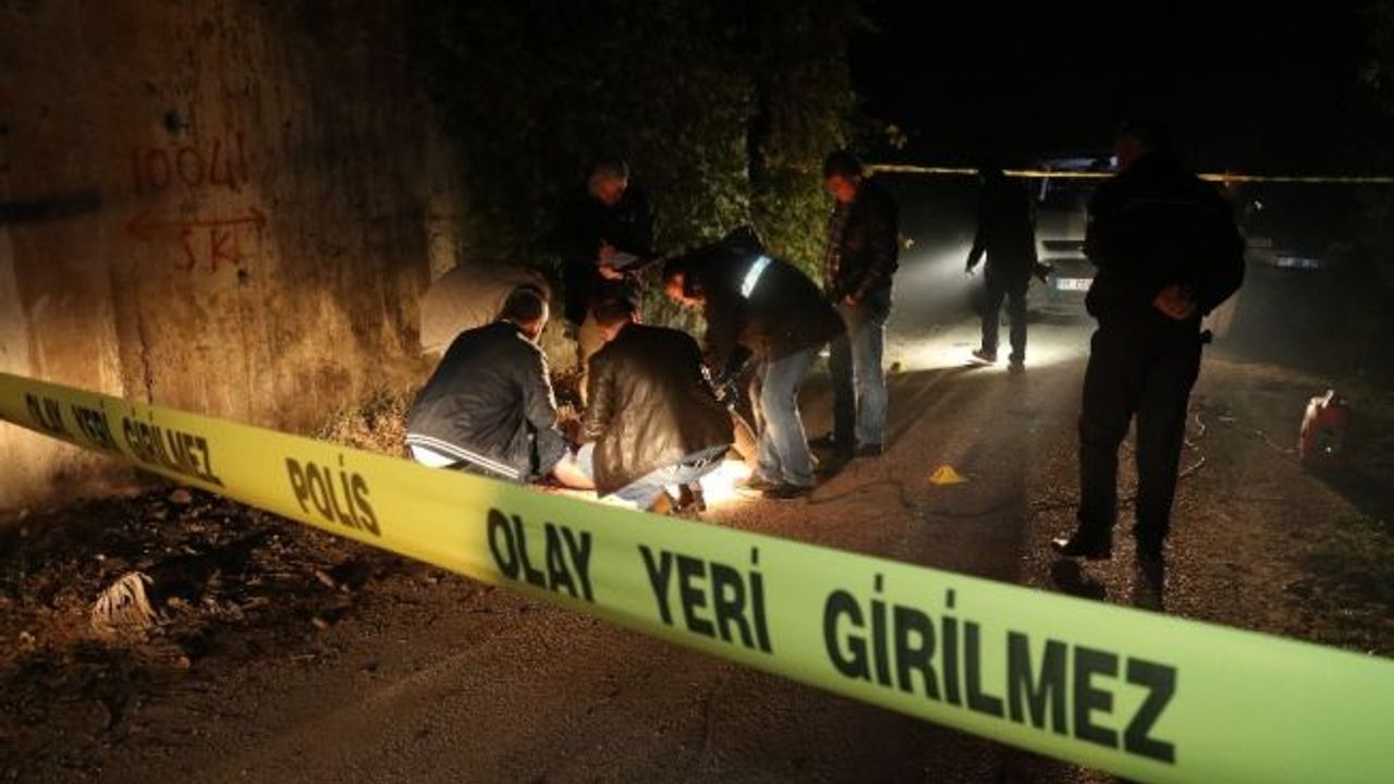 Adana’da bir kişi sokak ortasında kafasına sıkılarak infaz edildi