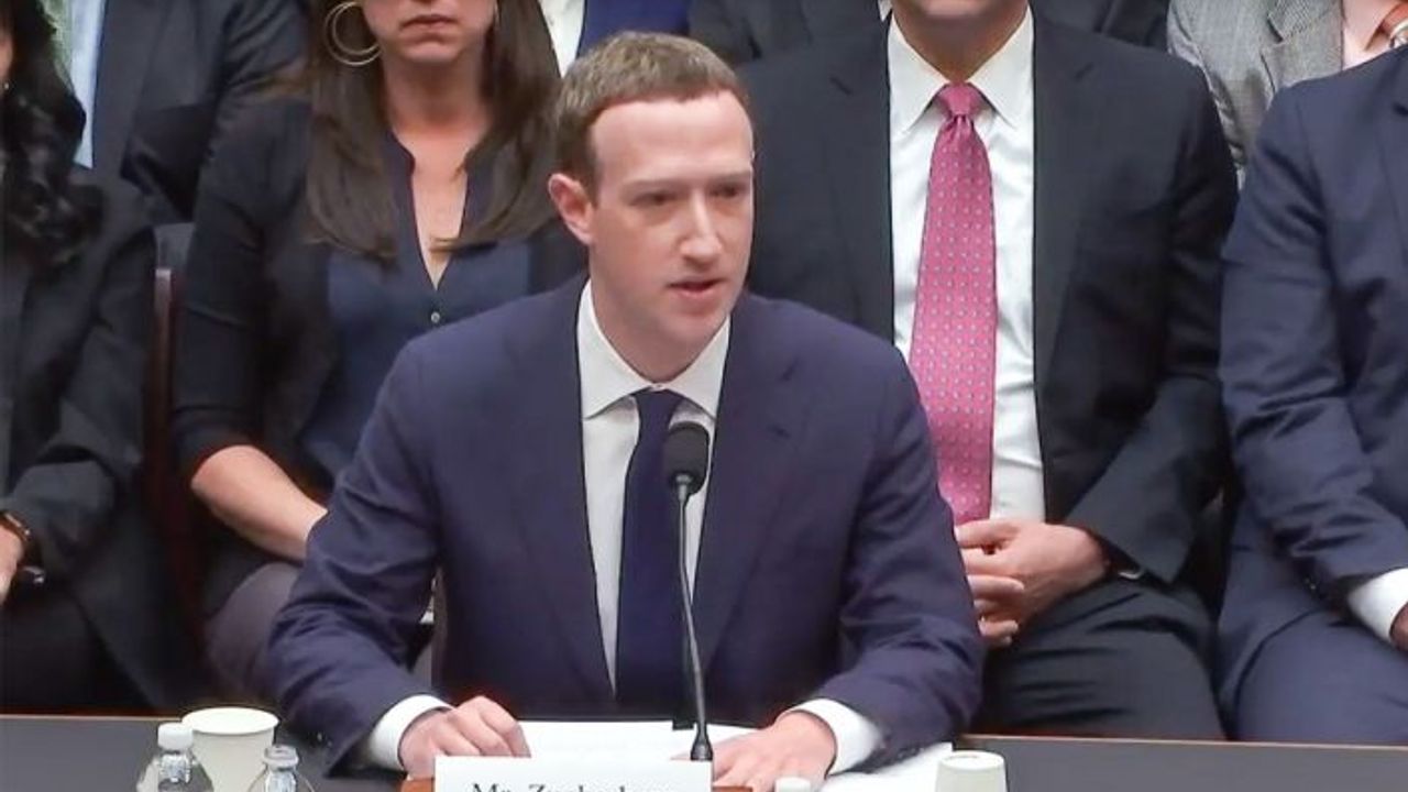 Facebook’un CEO’su Mark Zuckerberg 5 saat ifade verdi