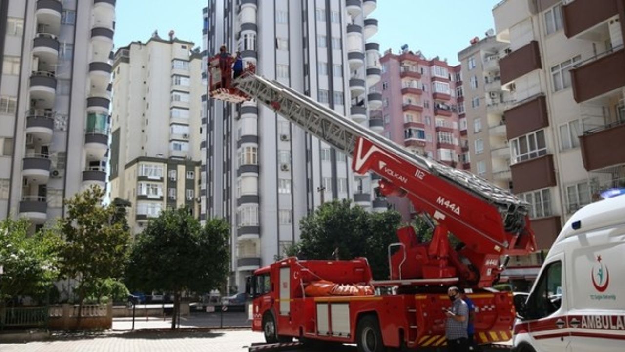 Adana'da evde rahatsızlanan kişiye polis ve itfaiye müdahale etti