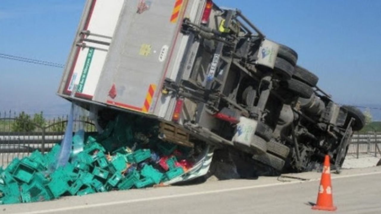 Antalya'da sebze yüklü kamyon şarampole devrildi!