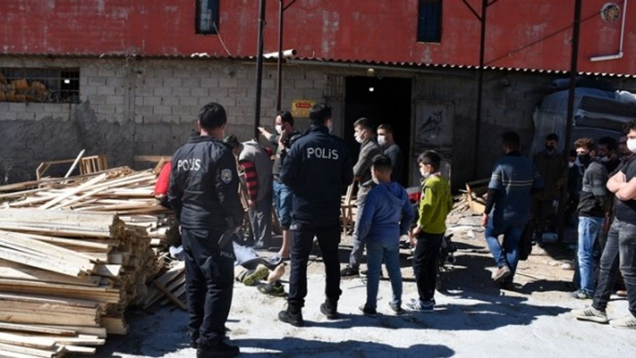 Adana'da üzerine kereste yığını devrilen işçi hayatını kaybetti!