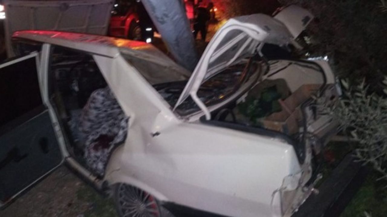 Antalya'da otomobil direğe çarptı sürücüsü öldü