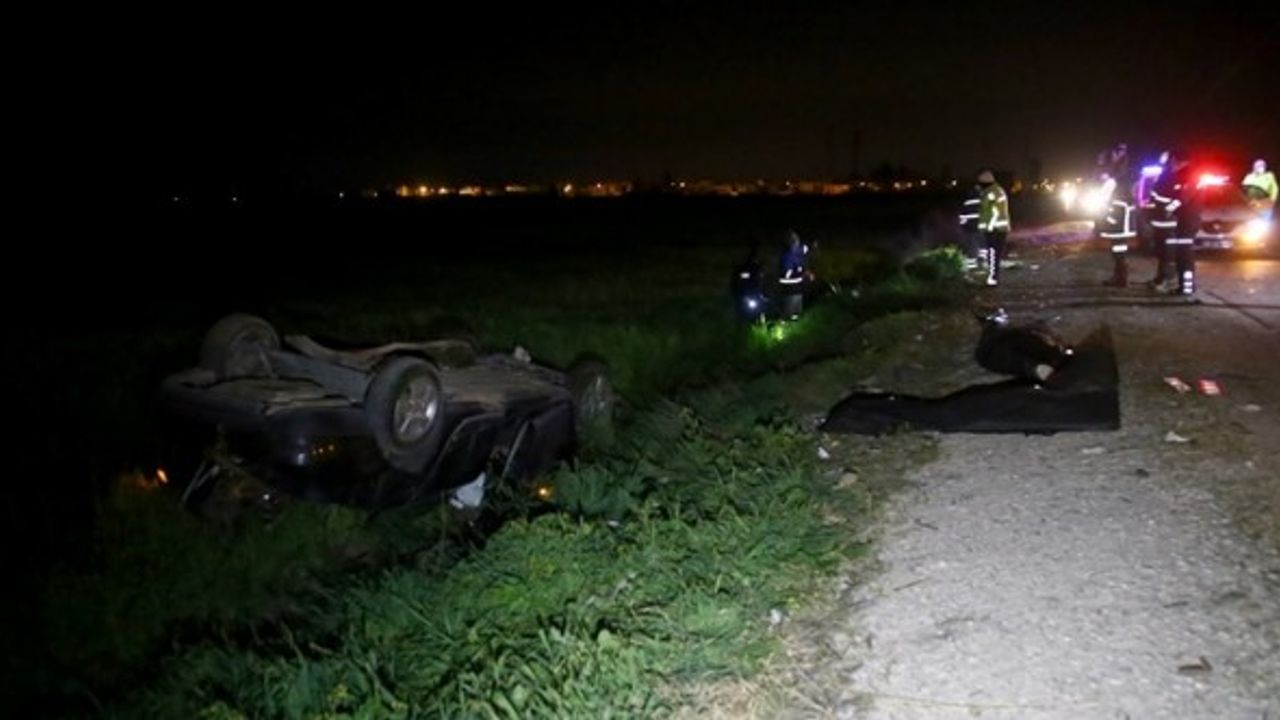 Adana'da otomobil tarlaya devrildi: 2 ölü