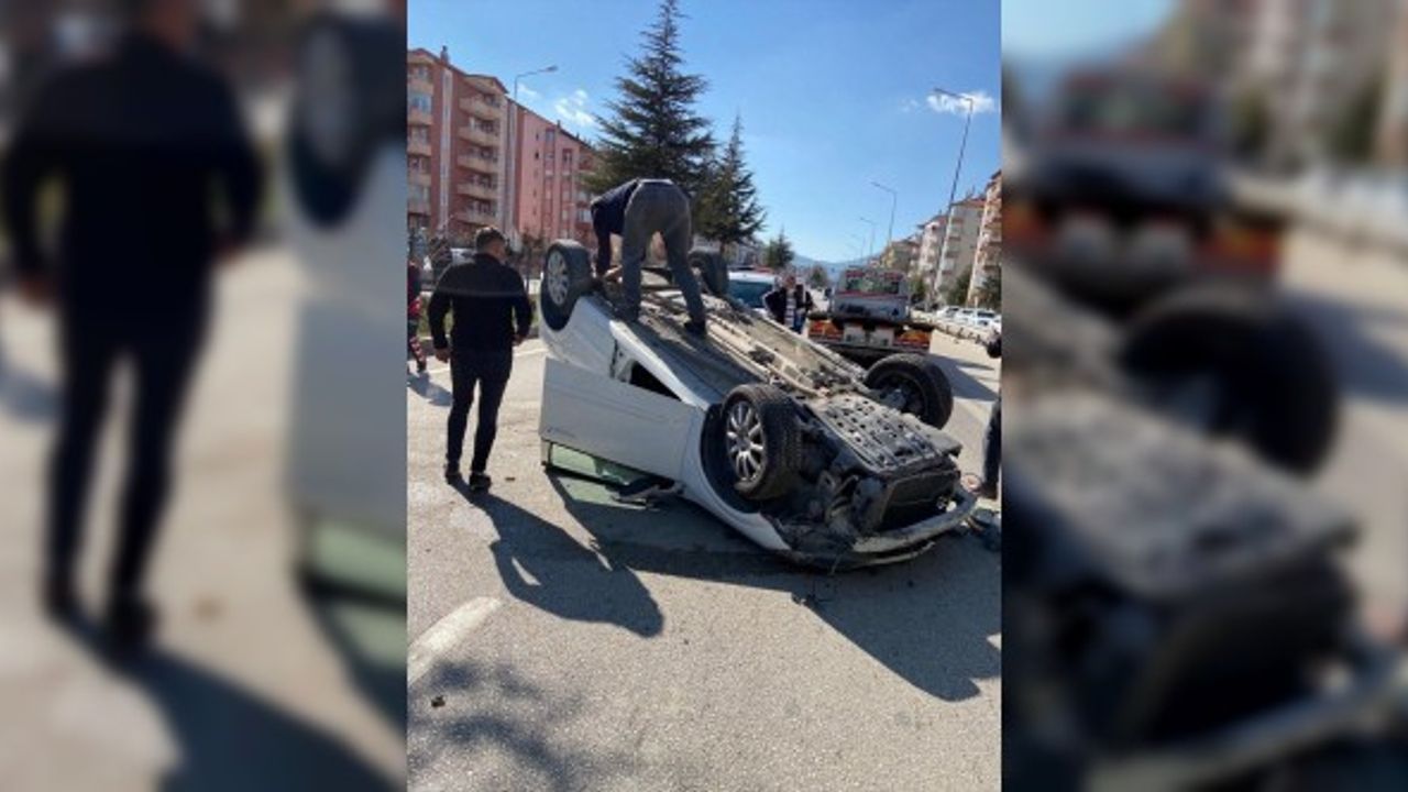 Isparta'da otomobil refüje çarptı: 1 yaralı