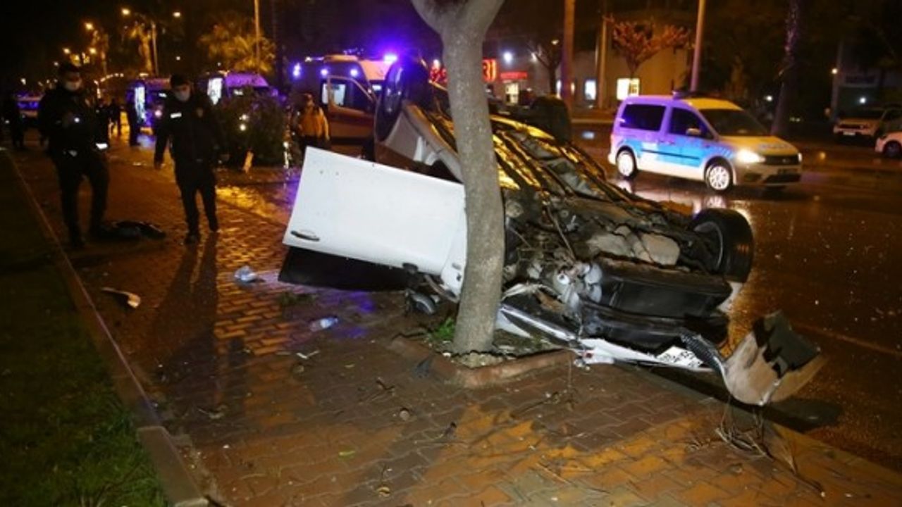Adana'da direksiyon hakimiyetini kaybeden otomobil ağaca çarptı!