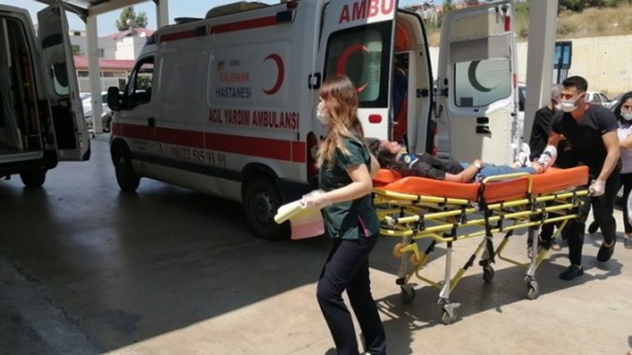 Adana'da motosikletin çarptığı yaya ile şoför yaralandı!