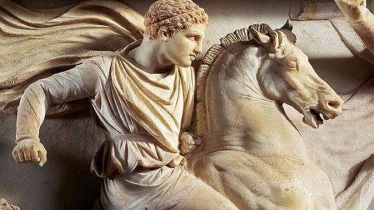 Makedonyalı Büyük İskender Anadolu'da Jül Sezar, Aşil, Hannibal, Spartaküs kimin mezarını ziyaret etmiştir?