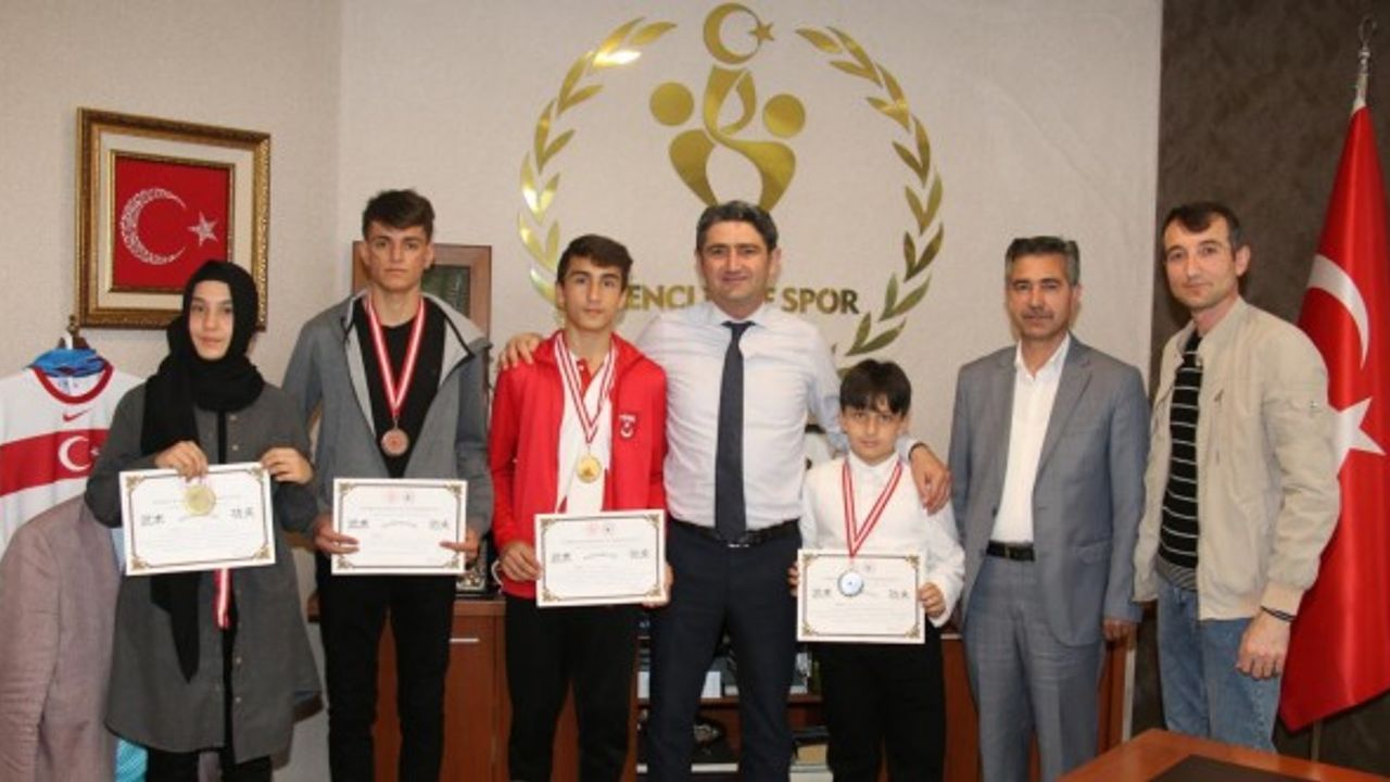 Cemil Boz, Türkiye Wushu-Kungfu Şampiyonası'nda Madalya Alan Sporcuları Makamında Kabul Etti