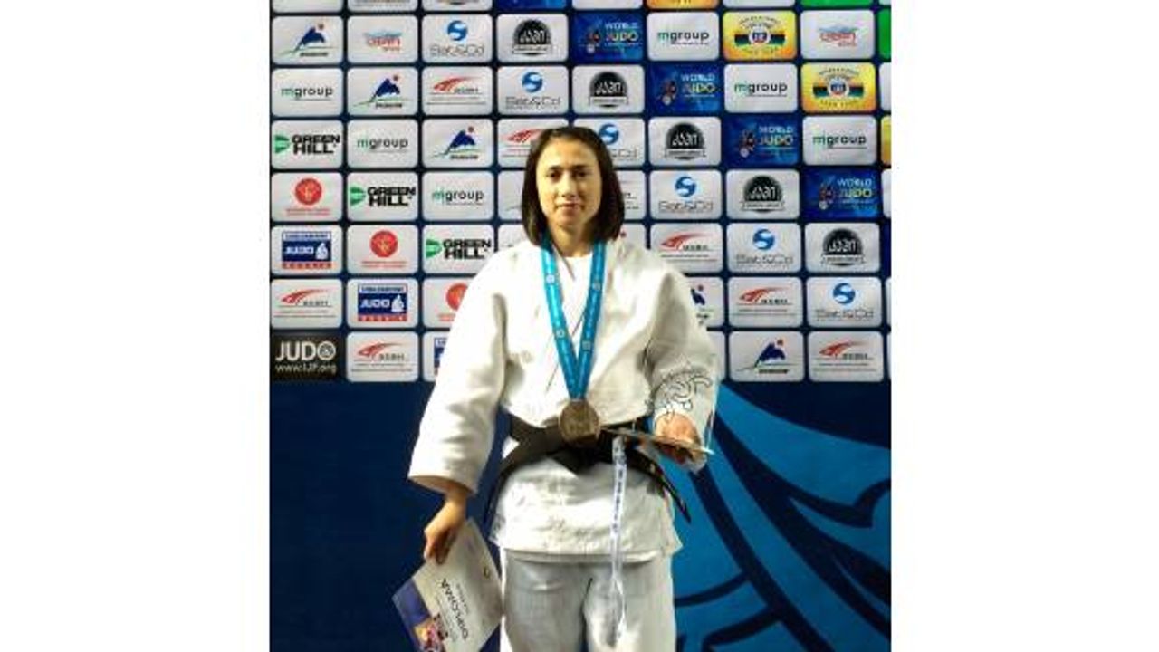 Ebru’dan Tiflis’te bronz madalya