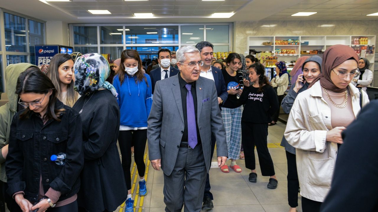 KSÜ Rektörü Prof. Dr. Niyazi Can Kız Yurdunda Öğrencilerle İftar Yaptı