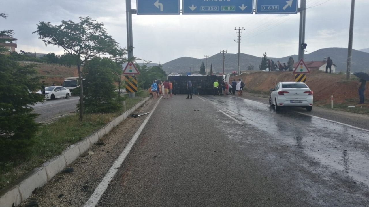 Antalya'da Romanyalı turistleri taşıyan midibüsün devrildi 22 kişi yaralandı