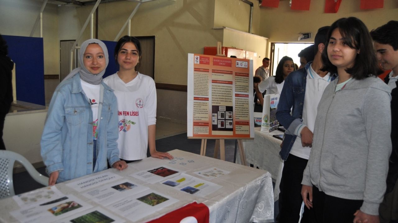 TÜBİTAK 4006 Bilim Fuarı'nda öğrenciler projelerini sergiledi
