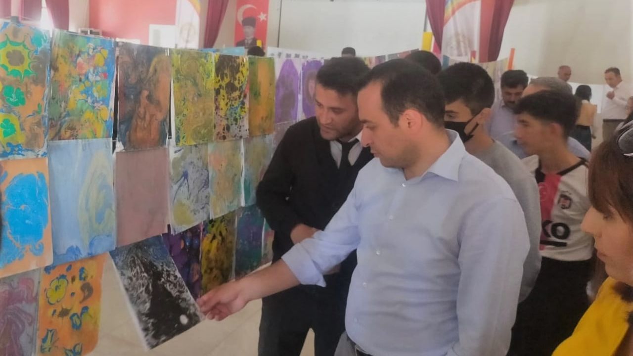 Kahramanmaraş Nurhak'ta öğrenciler resim sergisinde marifetlerini gösterdi