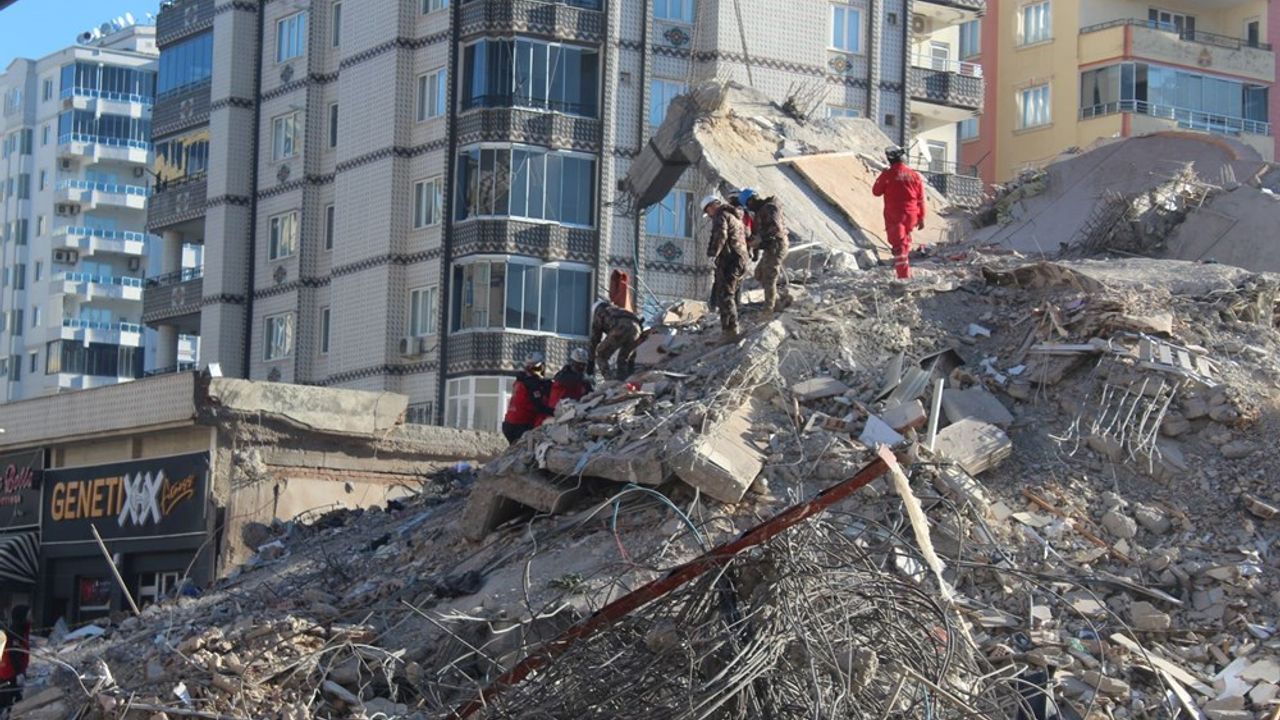 Maraş Depreminde Yıkılan 2 Binanın Kolonunu Kesen 10 Kişiye Gözaltı!