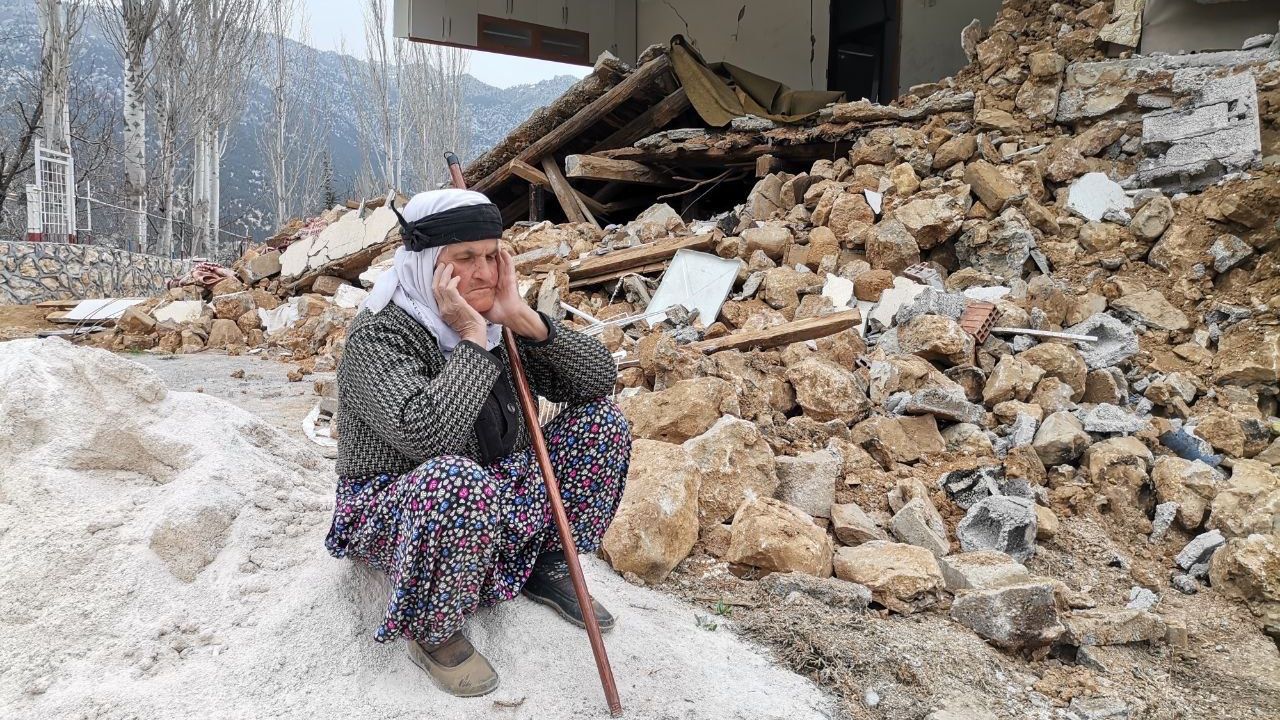 Kahramanmaraş'ta Evi Yıkılan 85 Yaşındaki Nine Hatıralarını Arıyor!