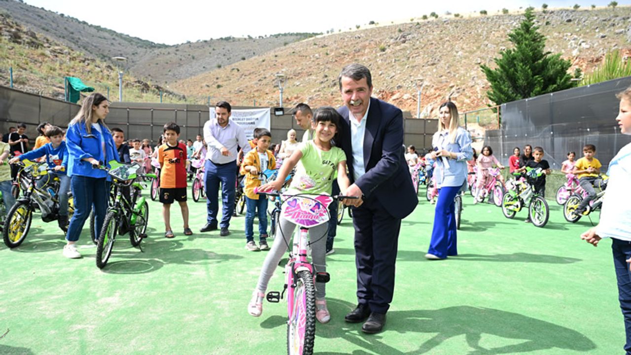 Türkoğlu Belediyesi Depremzede Çocuklara Bisiklet Hediye Etti!