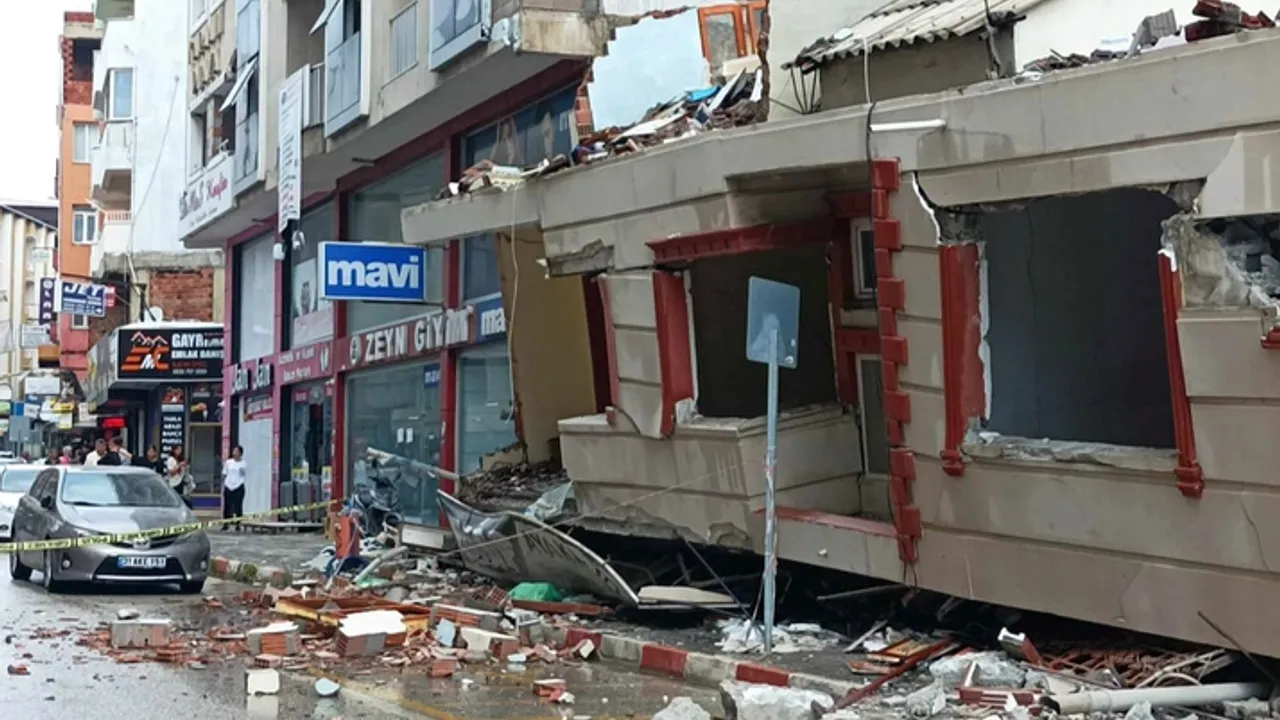 Hatay'da Depremlerden Ağır Hasar Alan Bina Kendiliğinden Çöktü!