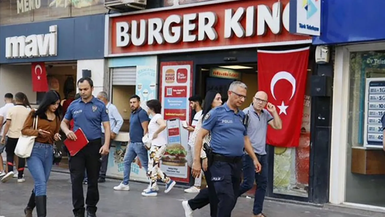 Öfkeli Adam Protestonun Dozunu Kaçırdı, Burger King’de Garsonu Bıçakladı!