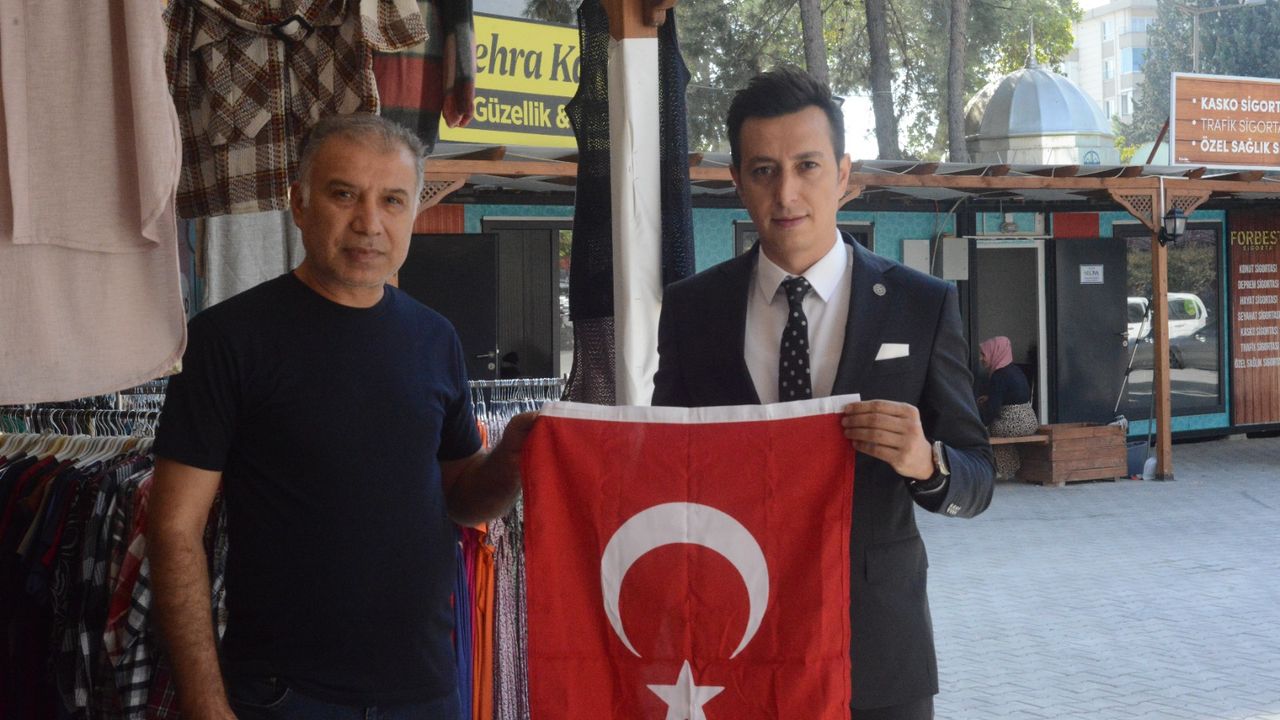 Kahramanmaraş'ta Bayraksız İş Yeri Kalmasın Dedi, Bin Adet Bayrak Dağıttı!