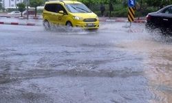 Antalya'da sağanak yağış su birikintisine neden oldu!