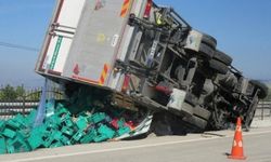 Antalya'da sebze yüklü kamyon şarampole devrildi!