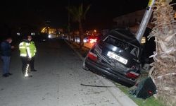 Adana'da elektrik direğine çarpan otomobil sürücüsü yaralandı!