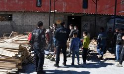 Adana'da üzerine kereste yığını devrilen işçi hayatını kaybetti!