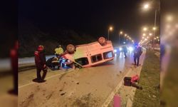 Hatay'da yol kenarına devrilen minibüsteki 3 kişi yaralandı!