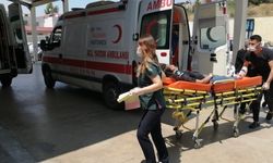 Adana'da motosikletin çarptığı yaya ile şoför yaralandı!
