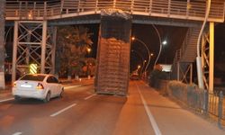 Mersin'de kamyon köprüye çarptı!