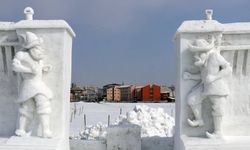 Ağrı'da kar festivali için masal kahramanlarının kardan heykelleri yapıldı