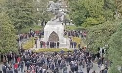 Halatla Devrilmeye çalışılan Atatürk Anıtı'na giden vatandaşlar, heykelin etrafında döndüler