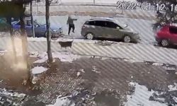 Sivas'ta sokak köpeğinden kaçmak isteyen çocuğa araba çarptı!