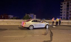 Alanya'da eşinin kaza yaptığını gören sürücü refüje çarptı