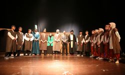 Kahramanmaraş’ta ‘Aşkın eşiğindeki derviş bizim Yunus’ Tiyatro Gösterisi Seyircileri Büyüledi