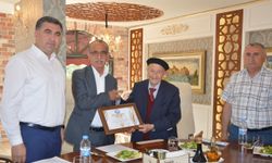 Kahramanmaraş'ta Karahasanlılar Federasyonundan Gazeteci Göçer’e altın kalem!