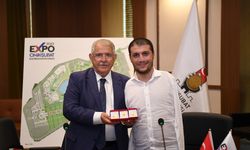 Hanefi Mahçiçek, Milli Yüzücü  Beytullah Eroğlu'nu Ödüllendirdi!