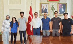 Türkoğlu'nda Tıp Fakültesini Kazanan Öğrencileri Başkan Osman Okumuş Ödüllendirdi!