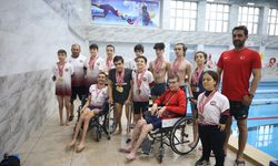 Kahramanmaraş'ta protezli öğretmenin yetiştirdiği engelli sporcular, yüzmede madalyaları topladı!