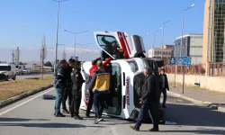 Korkunç Kaza: Hasta Nakil Aracı İle Çarpışan Ambulans Yan Yattı, 9 Kişi Yaralandı!