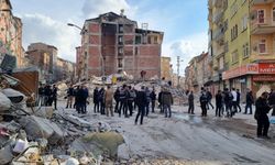 Malatya'da Panik Anları: Ağır Hasarlı Bina Çöktü!