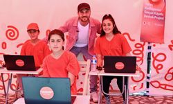 Ünlü Oyuncu Aras Bulut İynemli Kahramanmaraş'ta Depremzede Çocuklarla Buluştu!